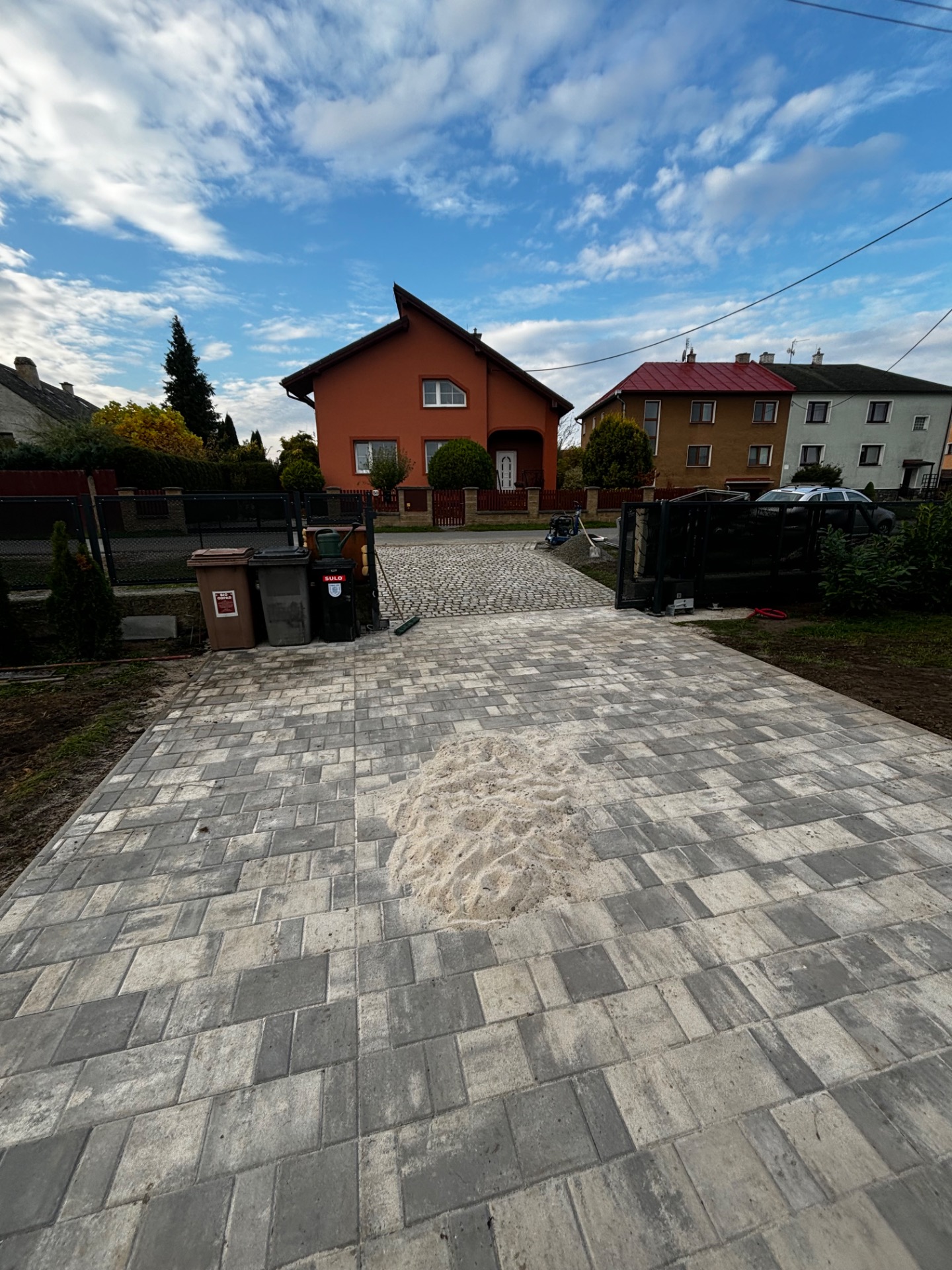 Příjezdová cesta ze šedé zámkové dlažby