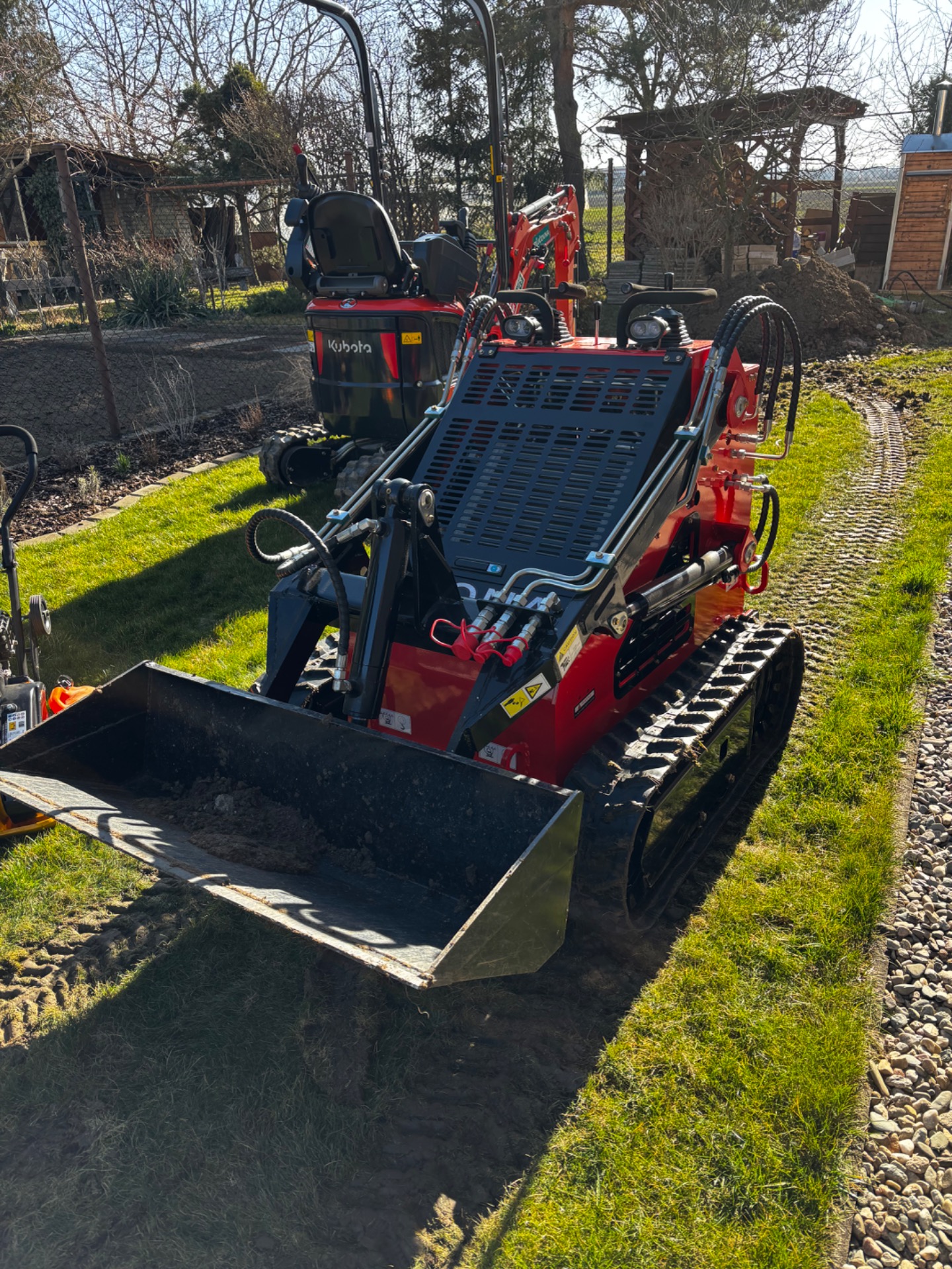 Pásový smykový mininakladač CRONA HN380 na stavbě